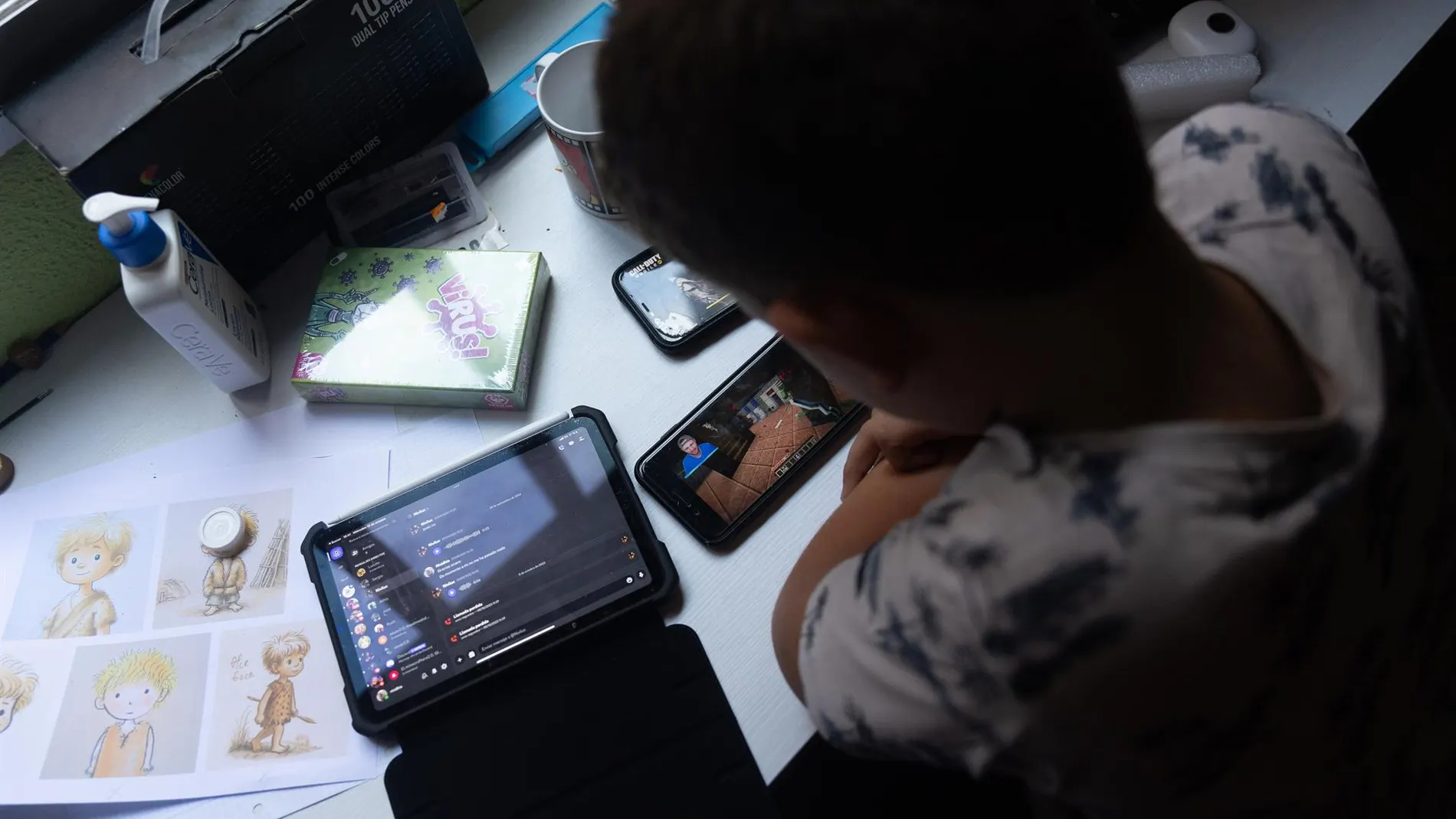 Casi la mitad de los adolescentes conoce a jóvenes que controlan a sus parejas en Internet, según Save the Children