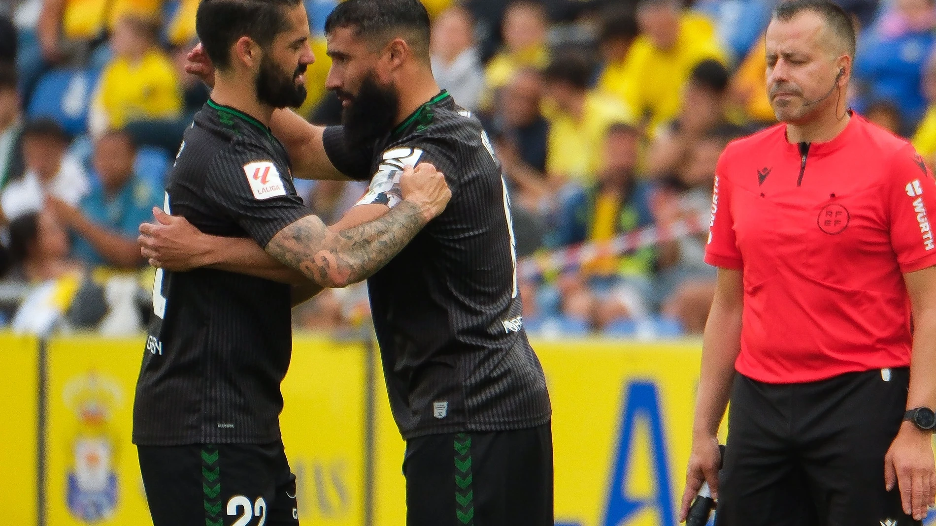 LAS PALMAS DE GRAN CANARIA, 16/05/2024.- El centrocampista del Betis Isco Alarcón (i) es sustituido por Nabil Fekir tras sufrir una lesión durante el encuentro correspondiente a la jornada 36 de LaLiga entre U.D. Las Palmas y Real Betis Balompié, este jueves en el Estadio de Gran Canaria. EFE/ Ángel Medina G.