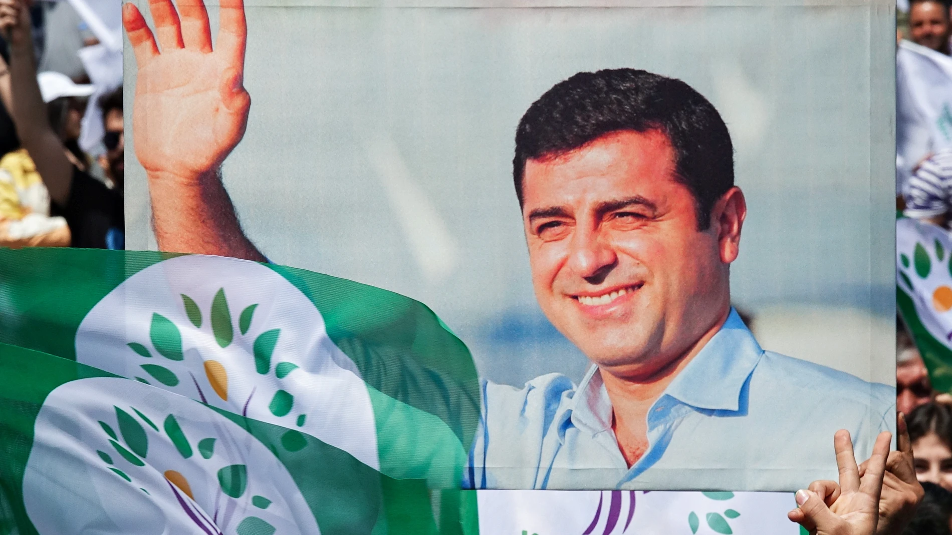Imagen de un cartel con una fotografía del opositor kurdo Selahattin Demirtas durante una protesta a favor de su liberación. (Foto de ARCHIVO) 13/05/2023