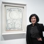 Paloma Picasso ante el retrato de su hermano Claude