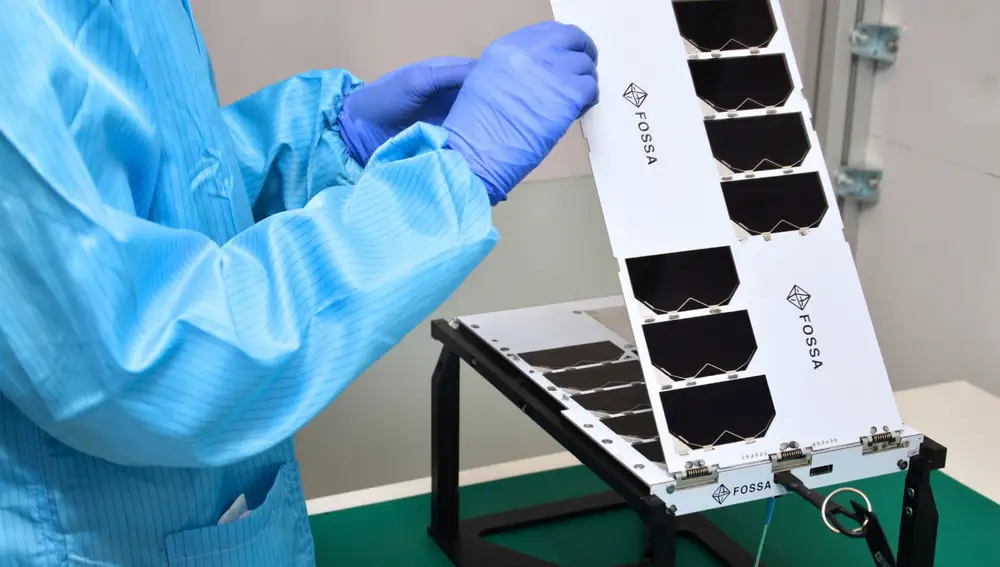 Minisatélite de la empesa FOSSA que mejora la conectividad en las zonas ailadas