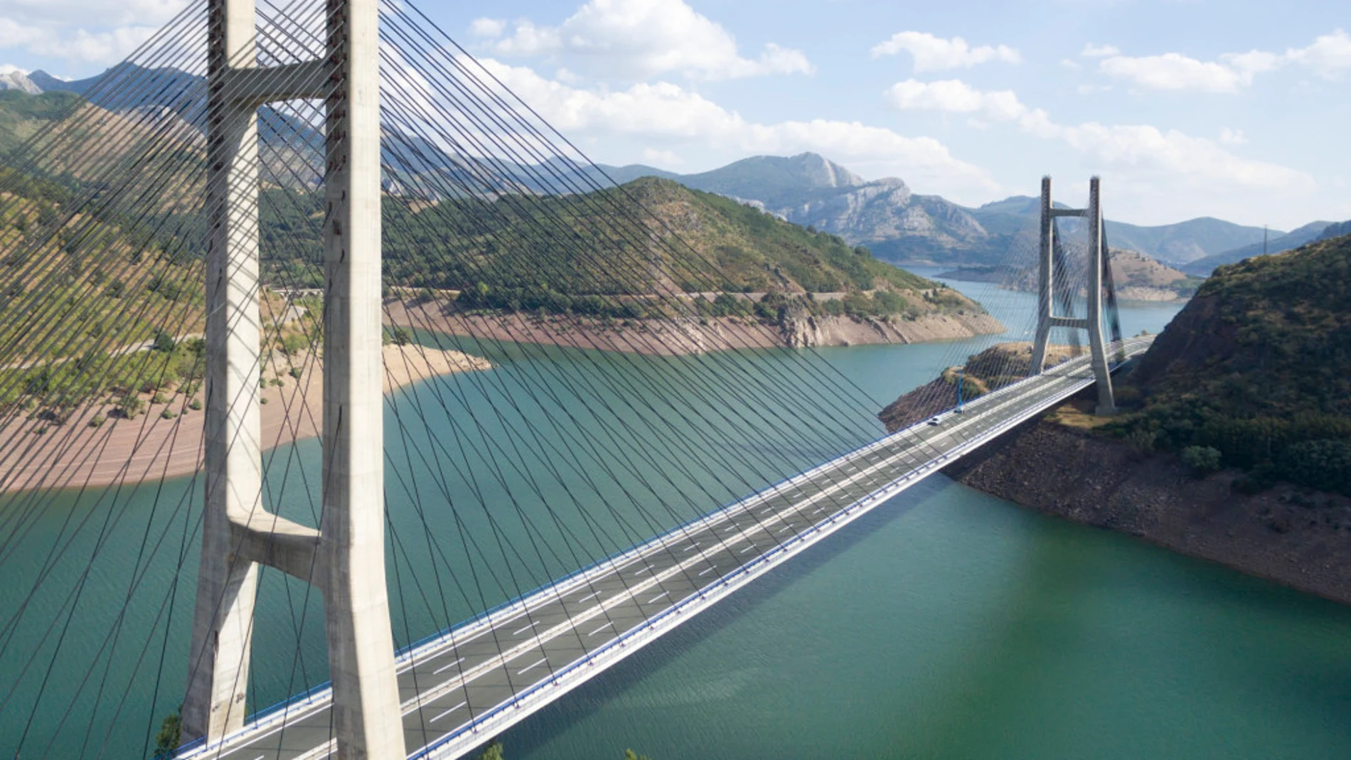 Puente de Barrios de Luna en la provincia de León