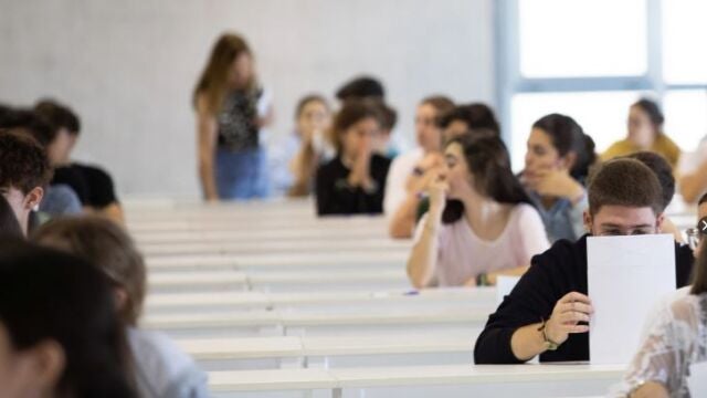 Estudiantes en un aula