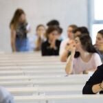Estudiantes en un aula