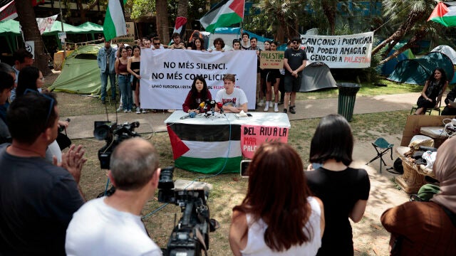 La Universitat suspende las clases en Filosofía esta mañana tras el encierro propalestino