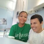Alejandro, con SPG50, y su madre en el hospital