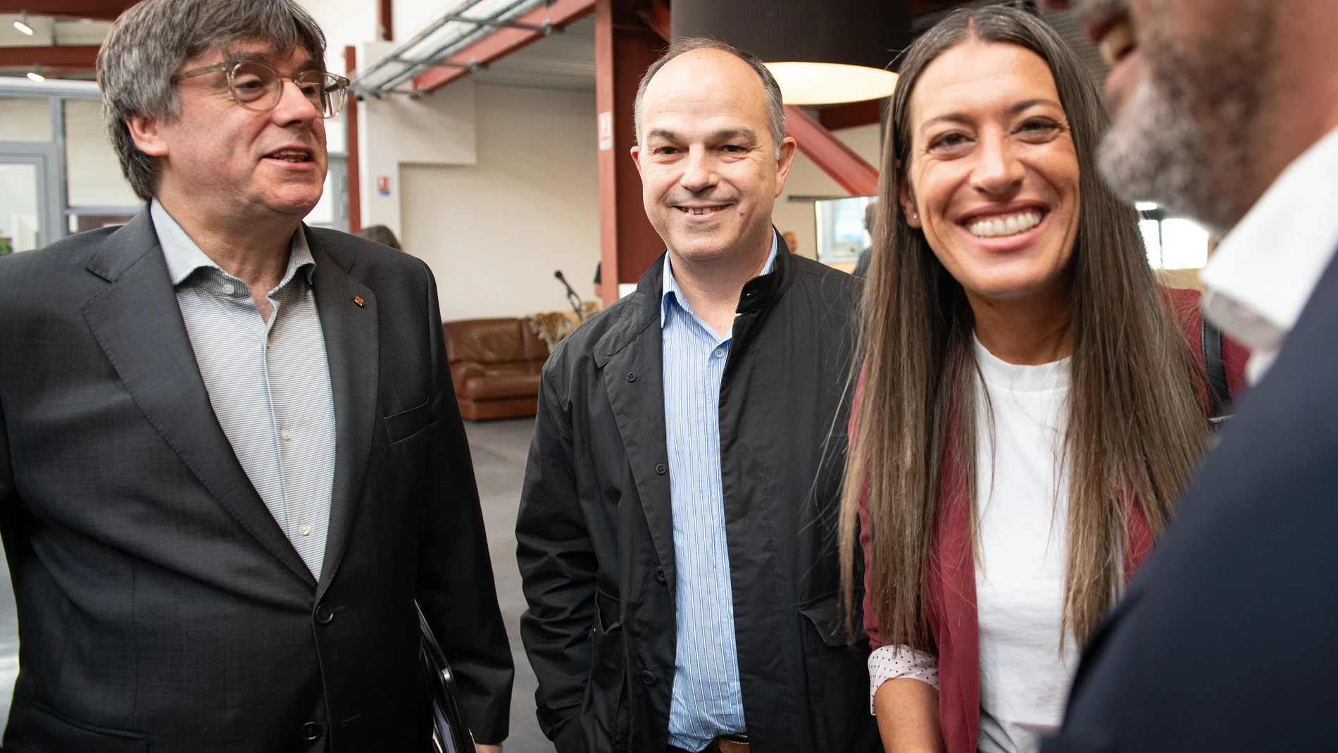 (I-D) El expresidente de la Generalitat de Catalunya y candidato de Junts a las elecciones catalanas, Carles Puigdemont, el secretario general de Junts per Catalunya, Jordi Turull, y la portavoz de Junts en el Congreso, Miriam Nogueras, antes de una reunión con diputados de Junts, en Les 5 Éléments, a 16 de mayo de 2024, en Perpignan (Francia). Carles Puigdemont se ha reunido con los diputados electos de Junts para tejer la estrategia a seguir del partido a partir de las elecciones autonómica...