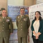 La vicerrectora de Ordenación Académica, Lourdes Miguel, el subdelegado de Defensa en Ávila, el coronel Álvaro Capella y el director interino del Instituto Español de Estudios Estratégicos, el coronel José María Pardo de Santayana han clausurado este viernes el I Congreso Internacional de Cultura de Defensa
