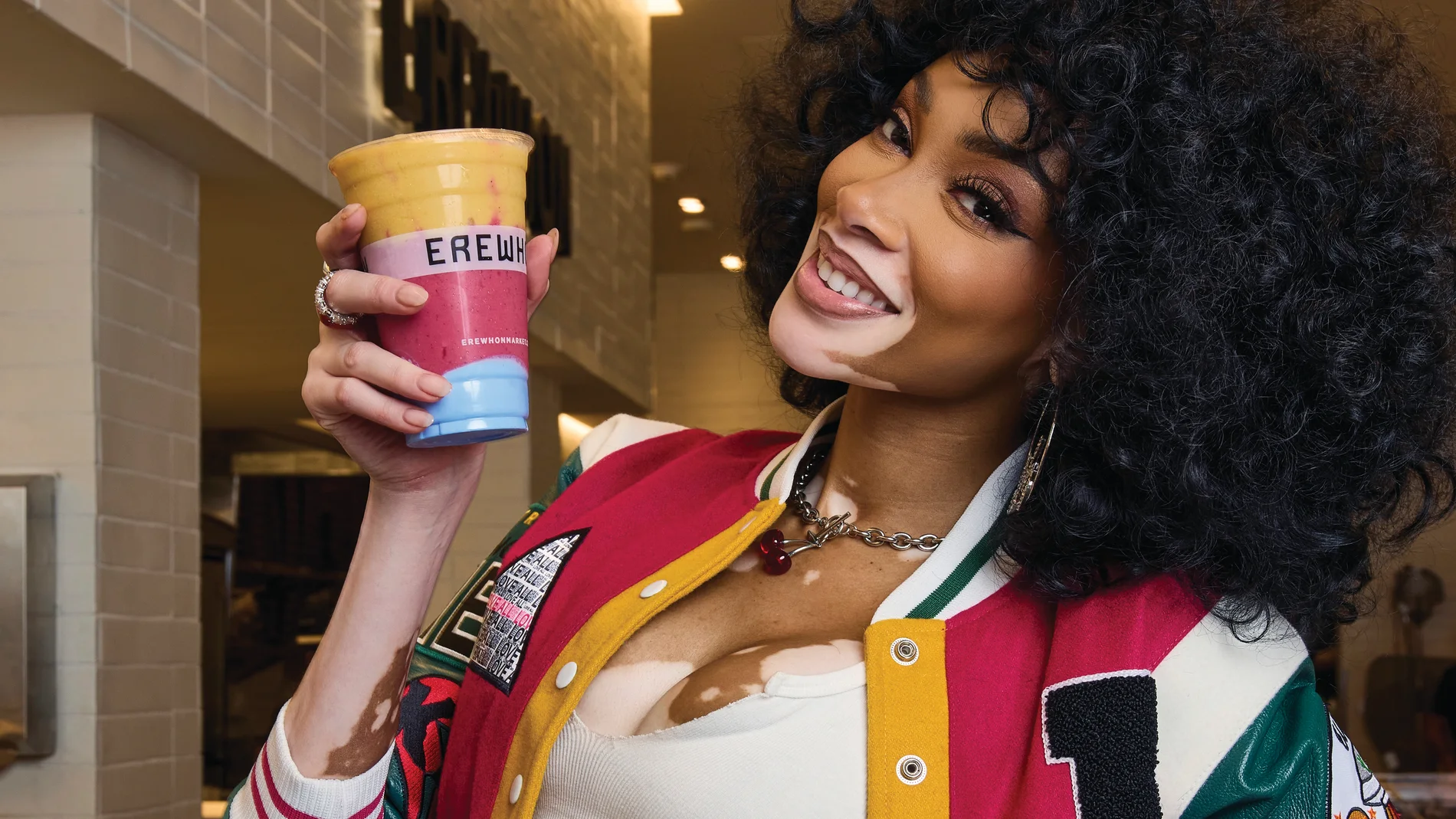 La modelo Winnie Harlow con su ‘Island Glow Smoothie' de Erewhon