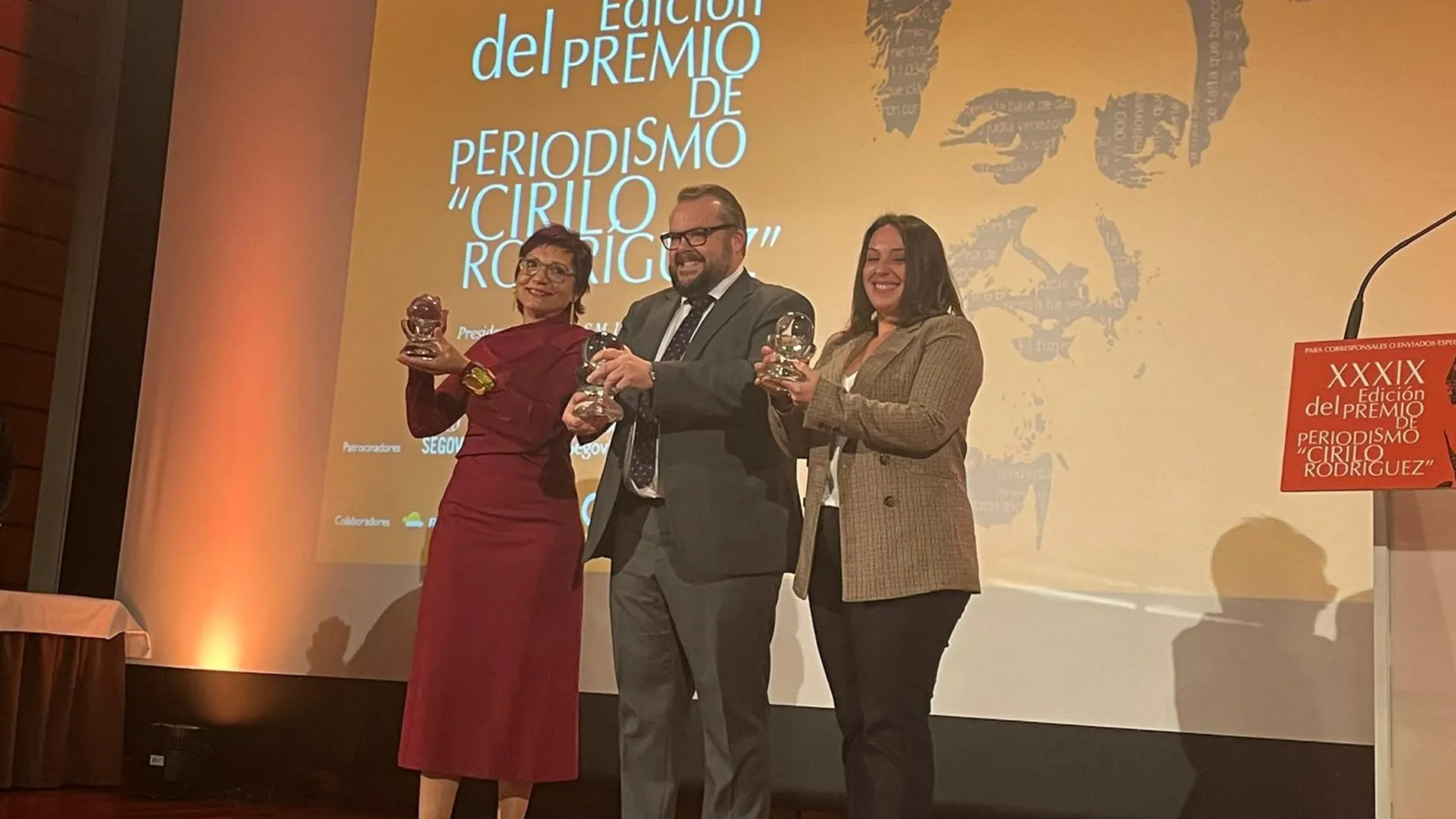Luis de Vega (El País) junto con Sara Gómez Armas (Agencia EFE) y Anna Bosch (RTVE) al recoger el Premio Cirilo