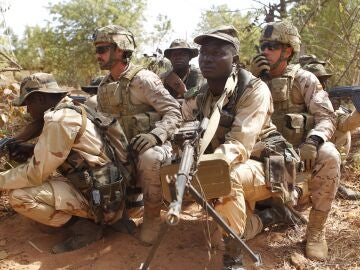 Militares espa&ntilde;oles durante un ejercicio con soldados malienses en la ya cerrada misi&oacute;n de la UE en Mali
