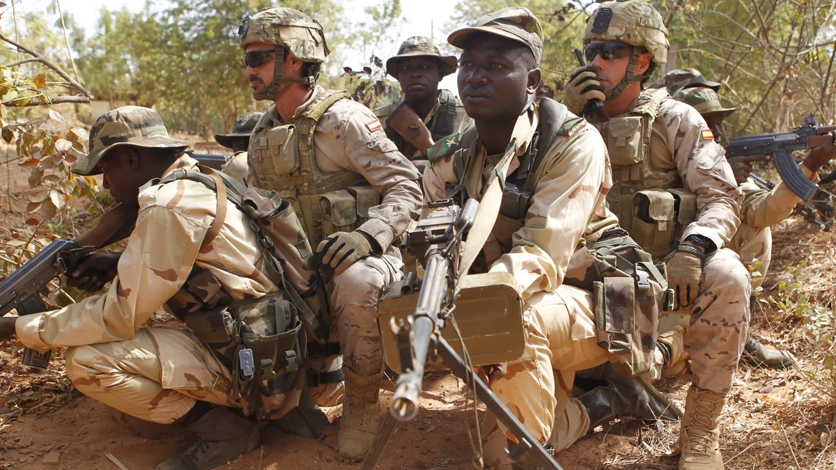 Militares españoles durante un ejercicio con soldados malienses en la ya cerrada misión de la UE en Mali