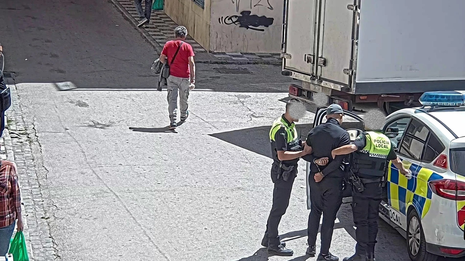 Imagen de las cámaras de viodevigilancia que grabaron la detención de un hombre acusado de agredir a un policía local de Algeciras cuando la grúa retiraba su cocheAYUNTAMIENTO DE ALGECIRAS17/05/2024