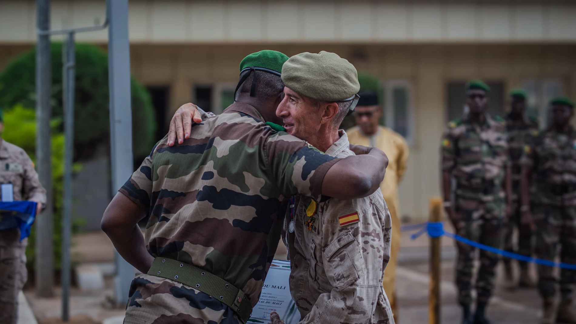 El general español Fernández Ortiz-Repiso y el maliense Diarra se abrazan tras la ceremonia de cierre de la misión de Mali