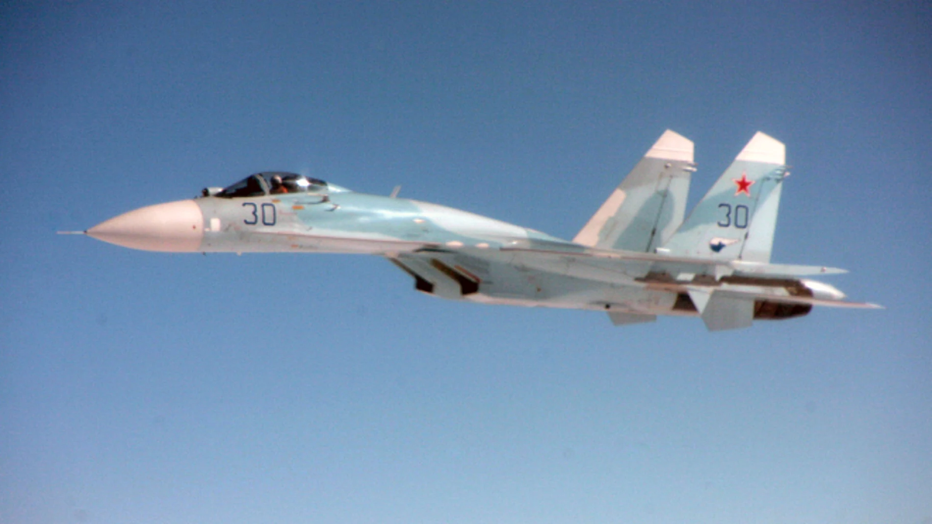 Su-27, el primer caza con el se realizó una demostración pública de la maniobra Cobra en 1989.