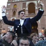 El rejoneador Guillermo Hermoso de Mendoza sale a hombros este sábado durante una corrida de rejones de la Feria de San Isidro en Madrid.