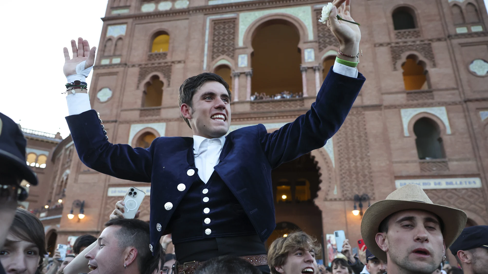El rejoneador Guillermo Hermoso de Mendoza sale a hombros este sábado durante una corrida de rejones de la Feria de San Isidro en Madrid.