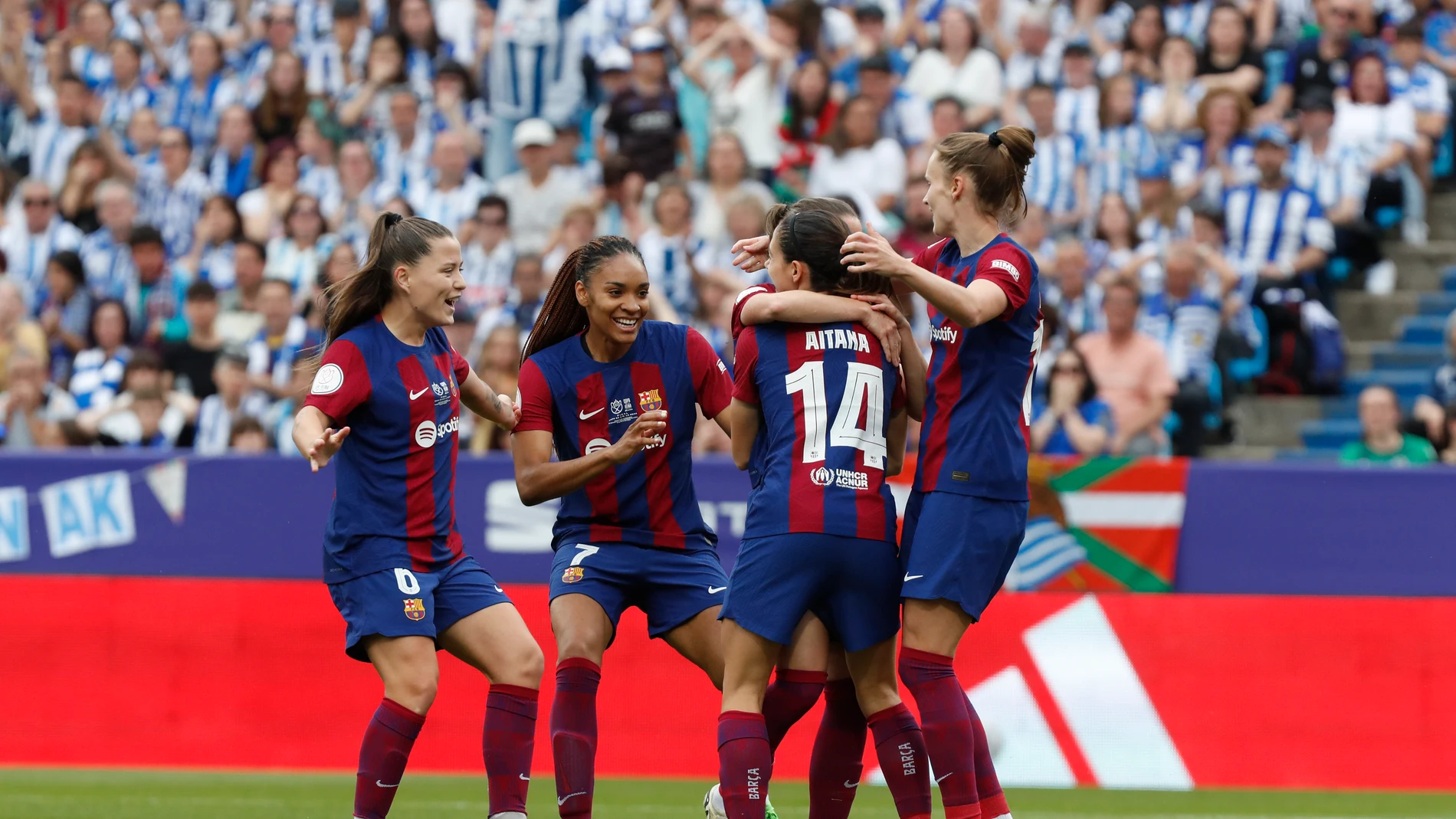 ZARAGOZA, 18/05/2024.- Las jugadoras del FC Barcelona celebran tras anotar un tanto durante el partido de la final de la Copa de la Reina de fútbol que disputan este sábado el FC Barcelona y la Real Sociedad en el estadio de La Romareda de Zaragoza. EFE/ Javier Belver