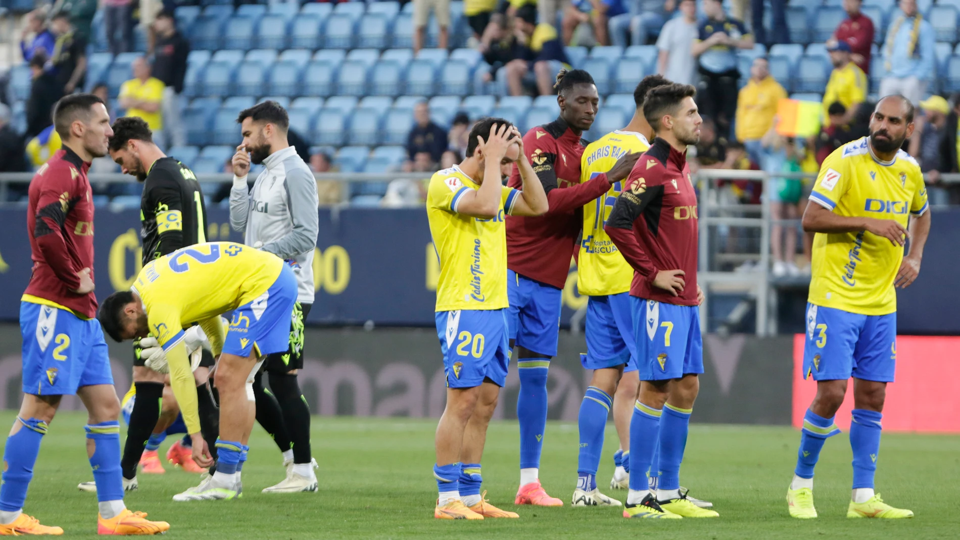 CÁDIZ, 19/05/2024.- Los jugadores del Cádiz, al término del partido de Liga en Primera División que Cádiz CF y UD Las Palmas han disputado este domingo en el estadio Nuevo Mirandilla. EFE/Román Ríos