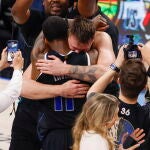 Irving y Doncic se abrazan tras derrotar a los Thunder