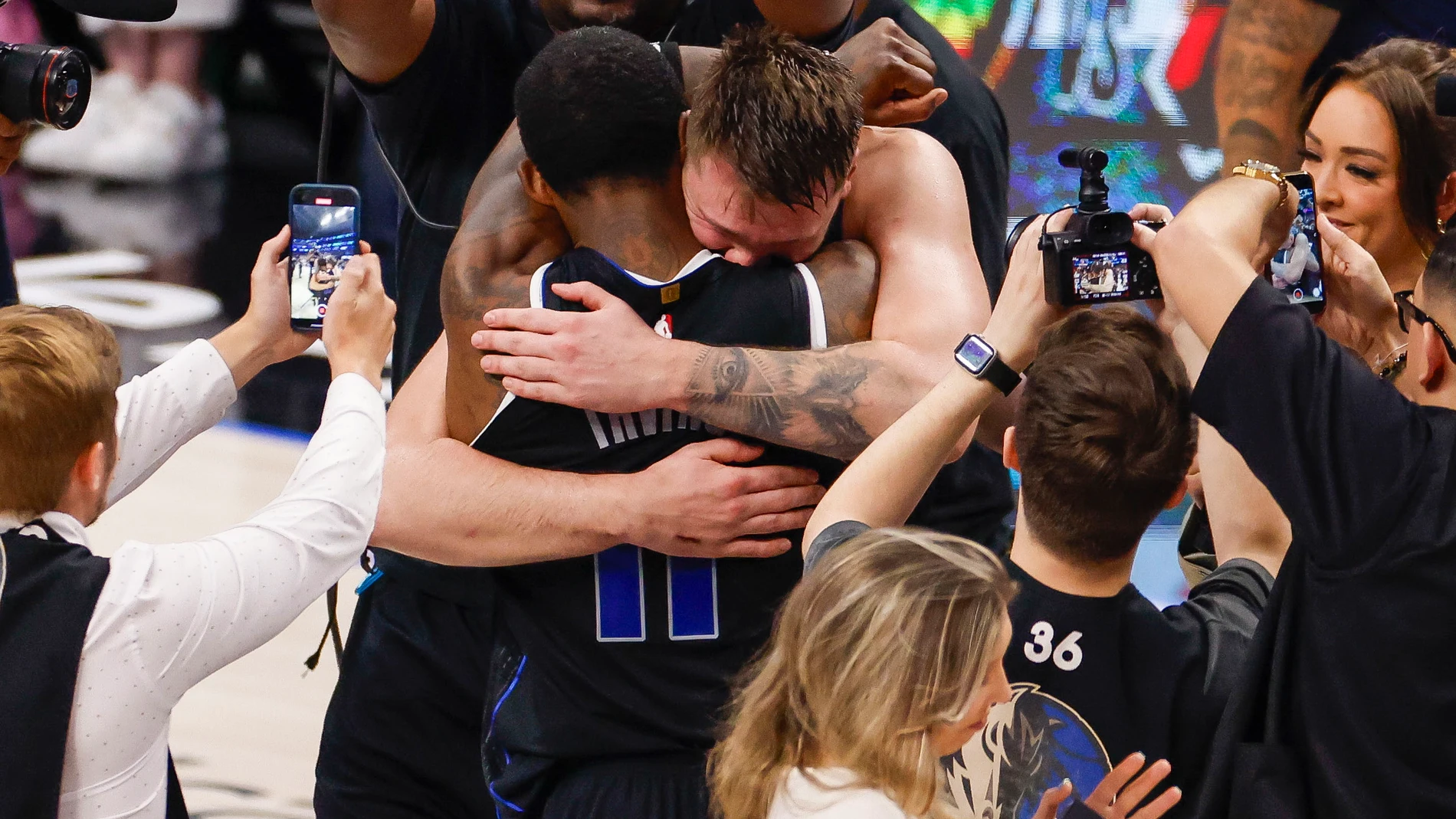 Irving y Doncic se abrazan tras derrotar a los Thunder