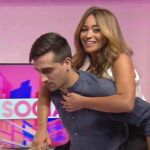 María Verdoy subida a la espalda de un compañero de 'Socialité'