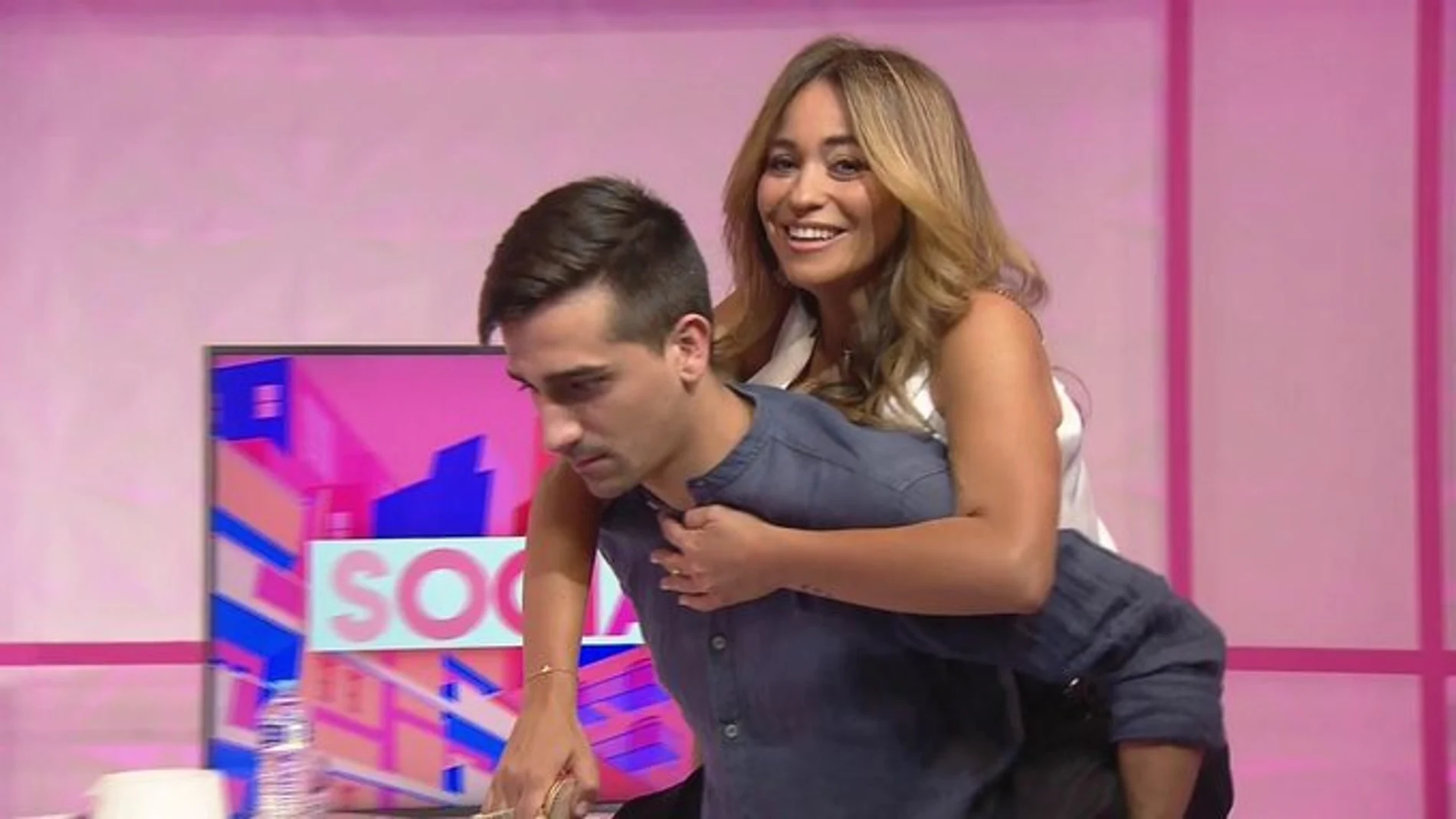 María Verdoy subida a la espalda de un compañero de 'Socialité'