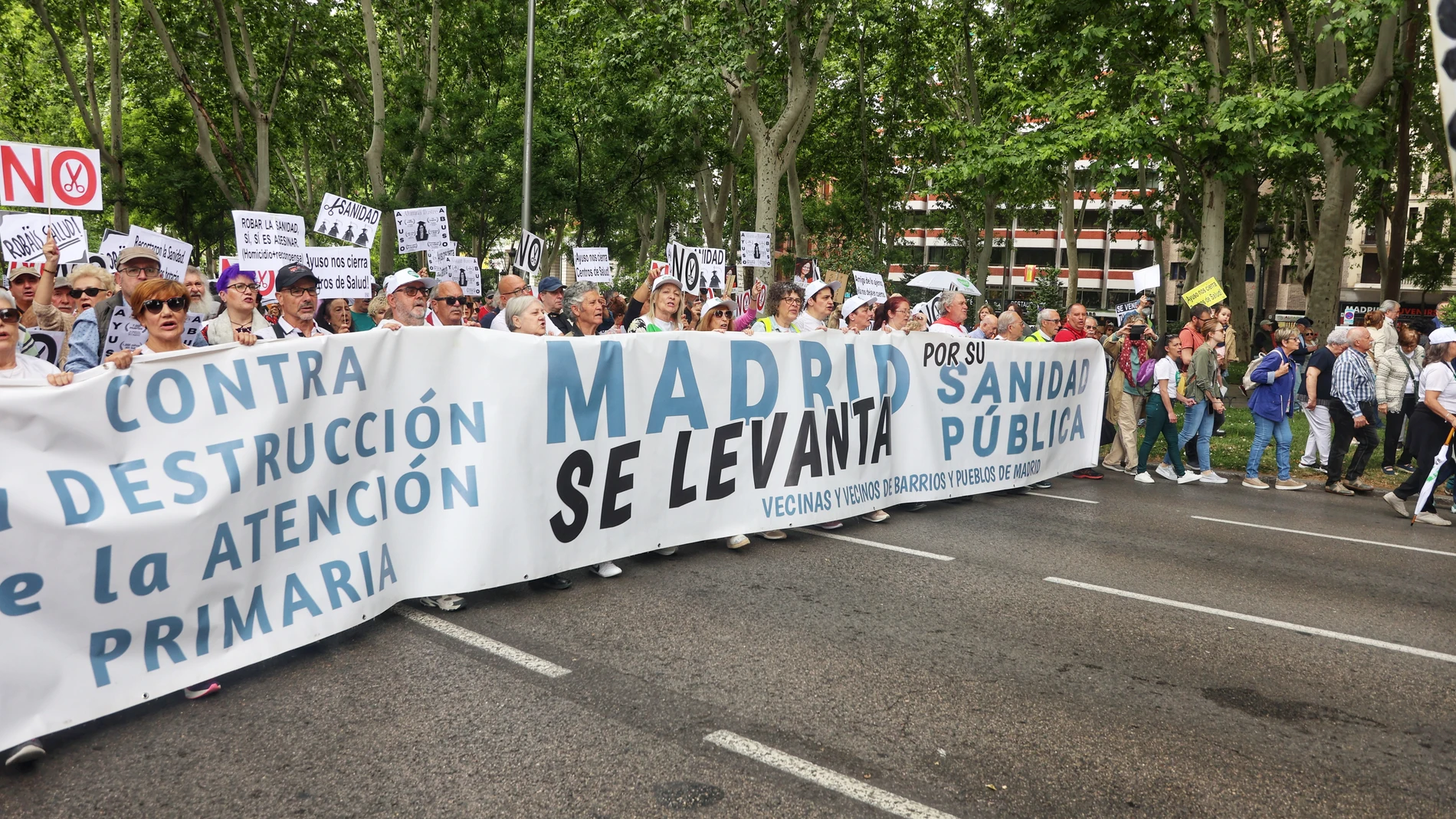 Decenas de personas durante una manifestación para defender la sanidad pública, a 19 de mayo de 2024, en Madrid (España). ‘Madrid sigue en pie’ es el lema escogido por el espacio Vecinas y Vecinos de Barrios y Pueblos de Madrid en su llamamiento a la ciudadanía para que salga a la calle a defender su sanidad pública. Ya lo hizo en las multitudinarias manifestaciones de noviembre de 2022 y en febrero de 2023 al grito de ‘Madrid se levanta’ cuando centenares de miles de madrileños se congregaro...