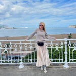 Amelia Bono con falda midi