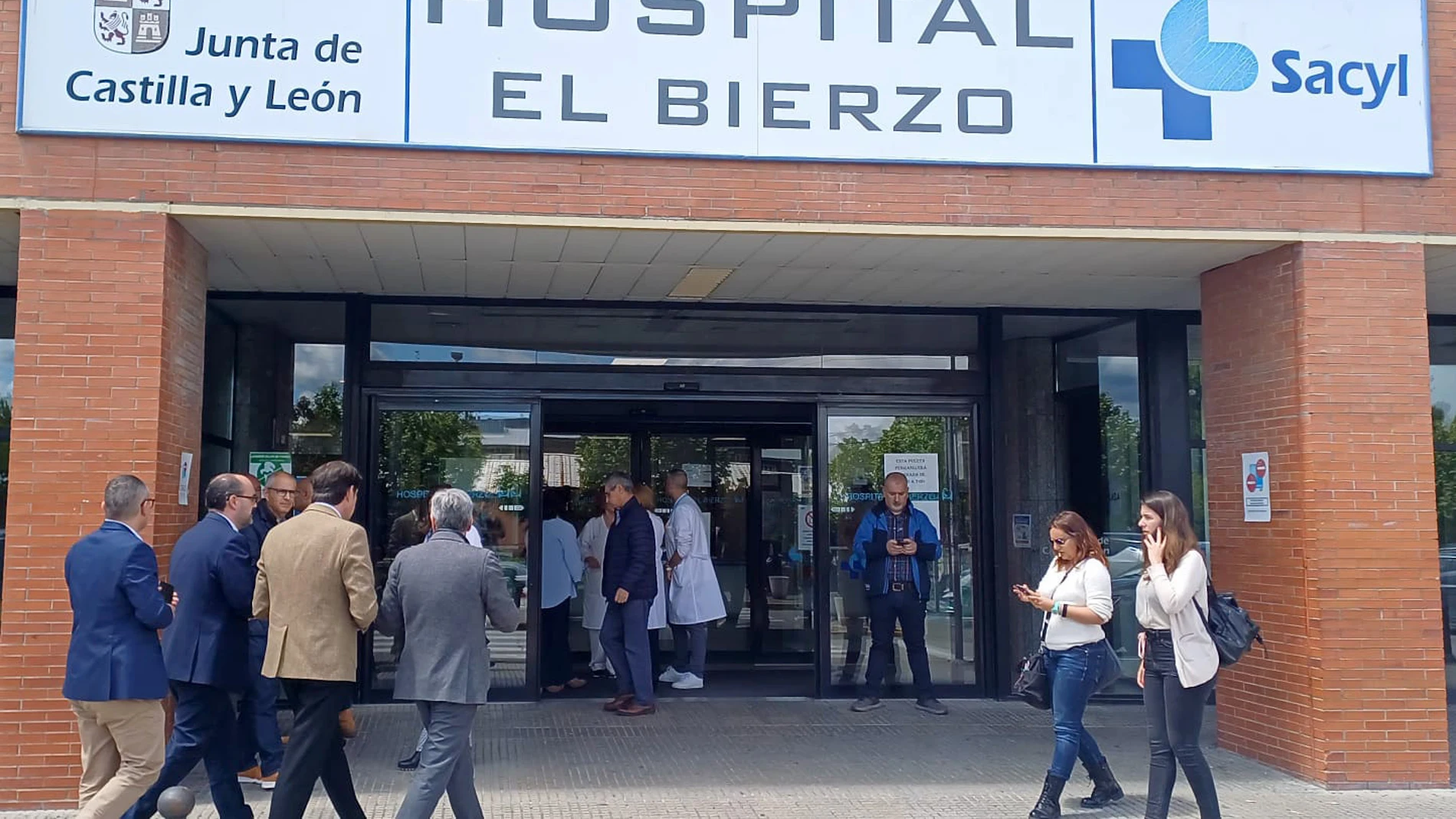 Suárez-Quiñones visita a los heridos en el Hospital de El Bierzo