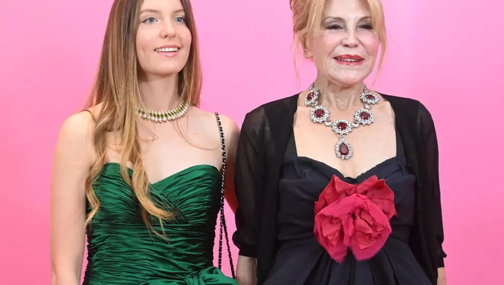 Tita Cervera recibe el premio 'Women in art' arropada por su hija Carmen