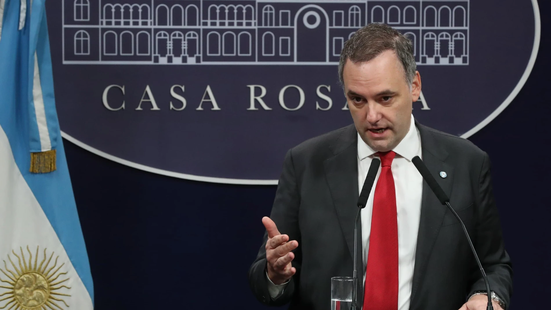 El portavoz del Gobierno de Argentina, Manuel Adorni, ofrece una declaración institucional, en la Casa Rosada, a 20 de mayo de 2024, en Buenos Aires (Argentina). El Gobierno de Argentina ha negado que exista un "problema diplomático" y ha acusado a las autoridades españolas de elevar las tensiones entre el presidente argentino, Javier Milei, y el español, Pedro Sánchez, al que ha instado a pedir disculpas por la "catarata de insultos" por miembros de su gabinete. 20 MAYO 2024; Vocería Presi...