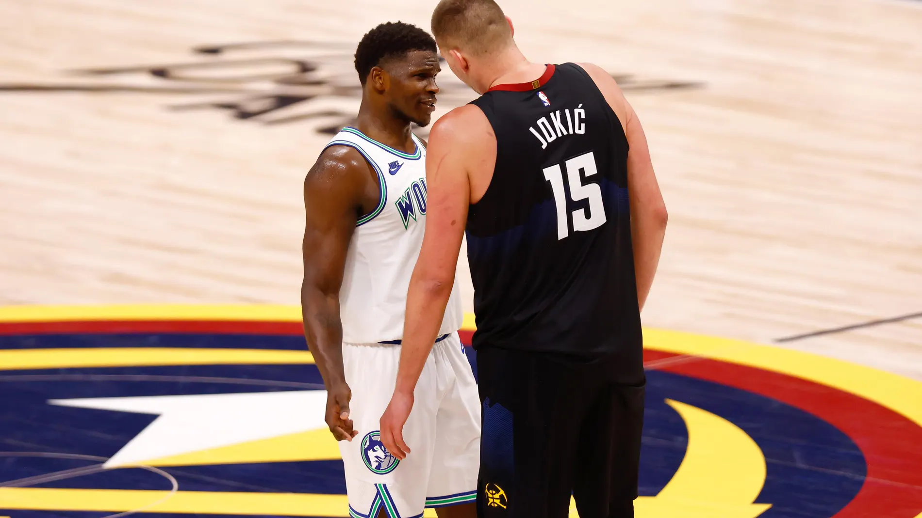 Denver (United States), 20/05/2024.- Minnesota Timberwolves guard Anthony Edwards (R) stares at Denver Nuggets center Nikola Jokic during the fourth quarter of game seven of the Western Conference semifinal series between the Minnesota Timberwolves and the Denver Nuggets at Ball Arena in Denver, Colorado, USA, 19 May 2024. The Timberwolves won the game 98-90 and the series 4-3 advancing to the Western Conference Finals. (Baloncesto) EFE/EPA/JUSTIN EDMONDS SHUTTERSTOCK OUT