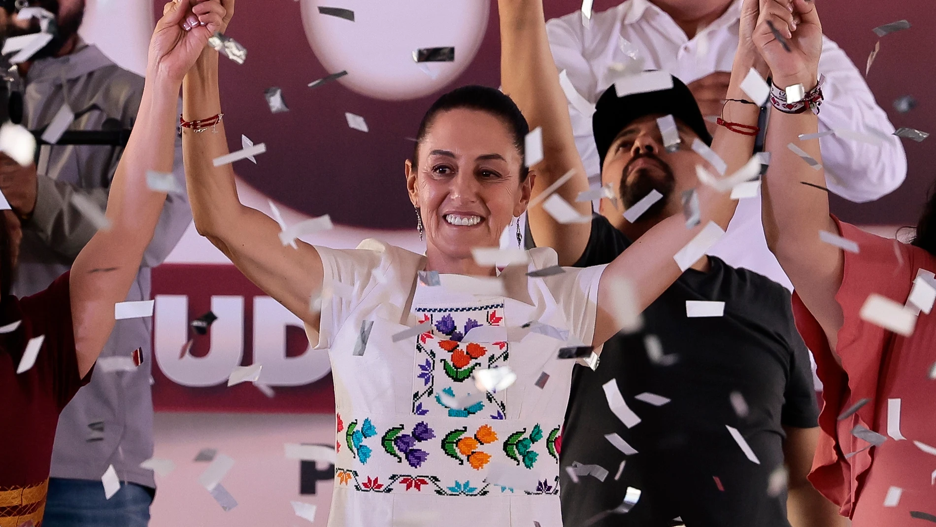 MEX8376. CIUDAD DE MÉXICO (MÉXICO), 20/05/2024.- La candidata oficialista a la presidencia de México, Claudia Sheinbaum, participa en un acto de campaña este lunes en Ciudad de México (México). La candidata oficialista a la presidencia de México, Claudia Sheinbaum, criticó este lunes el "falso apoyo" de la oposición a los programas sociales del Gobierno del presidente Andrés Manuel López Obrador, que, según afirmó, "están en juego" este 2 de junio. EFE/ José Méndez