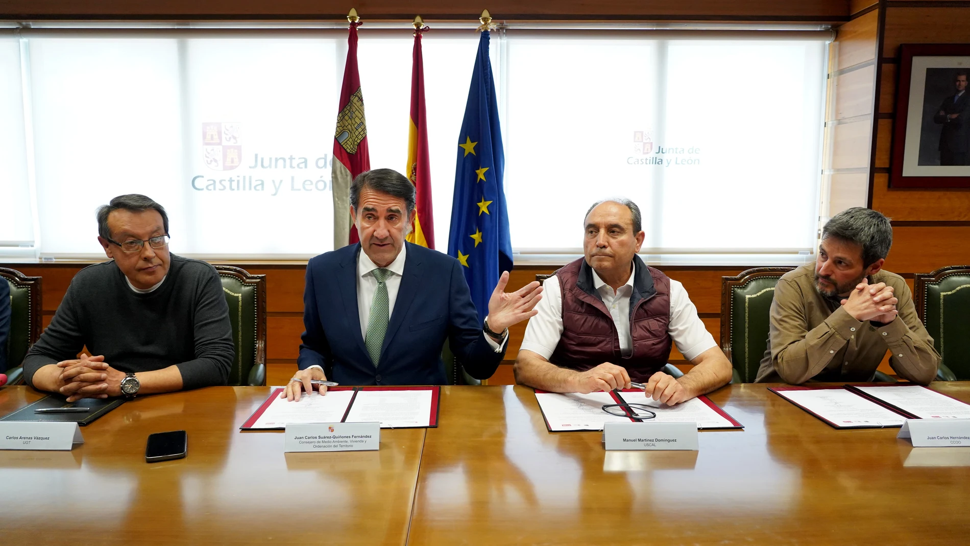 Suárez-Quiñones con representantes de los sindicatos durante la firma del convenio