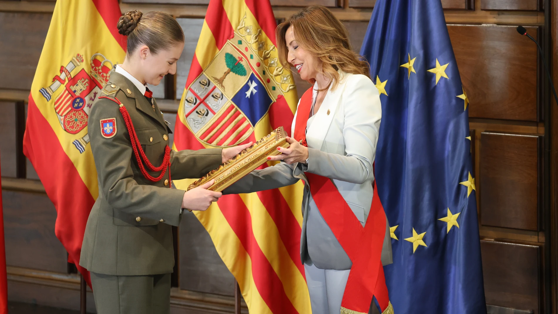 La Princesa Leonor recibe el título de Hija Adoptiva de la ciudad en manos de la alcaldesa de Zaragoza, Natalia Chueca, a 21 de mayo de 2024, en Zaragoza (España). PRINCESA LEONOR;ACTO;AYUNTAMIENTO;HIJA ADOPTIVA Raúl Terrel / Europa Press 21/05/2024