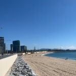 La playa de la Nova Mar Bella de Barcelona después de las obras de emergencia.