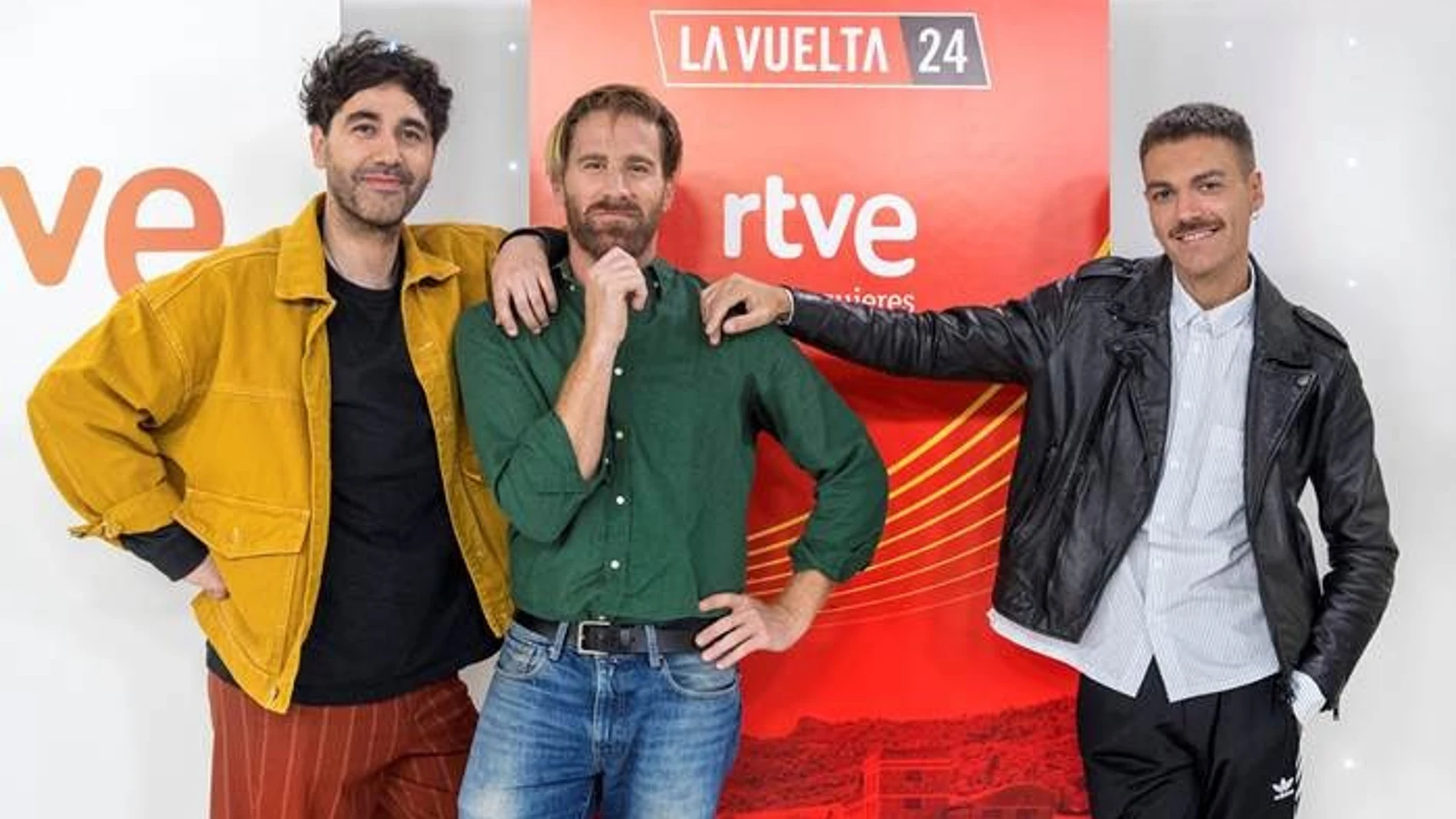 Los integrantes del grupo 'Miss Caffeina' tras presentar la sintonía oficial de La Vuelta 24 RTVE 21/05/2024