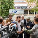 Tudanca atiende a la prensa junto al Hospital Clínico Universitario de Valladolid