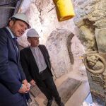 El conselleiro de Cultura, Lingua e Xuventude, José López Campos, ha visitado las obras con el arzobispo, José Prieto. 