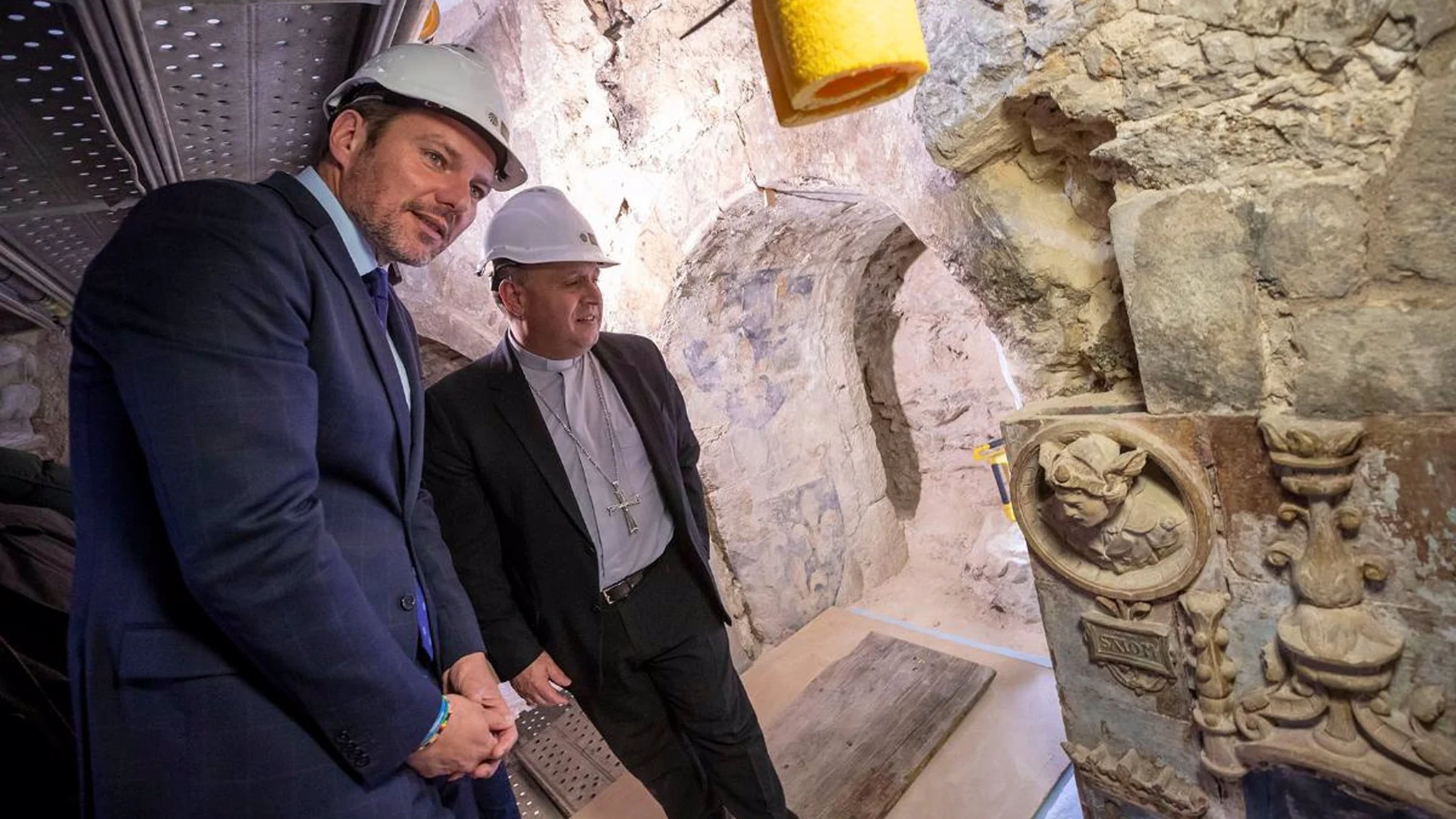 El conselleiro de Cultura, Lingua e Xuventude, José López Campos, ha visitado las obras con el arzobispo, José Prieto.