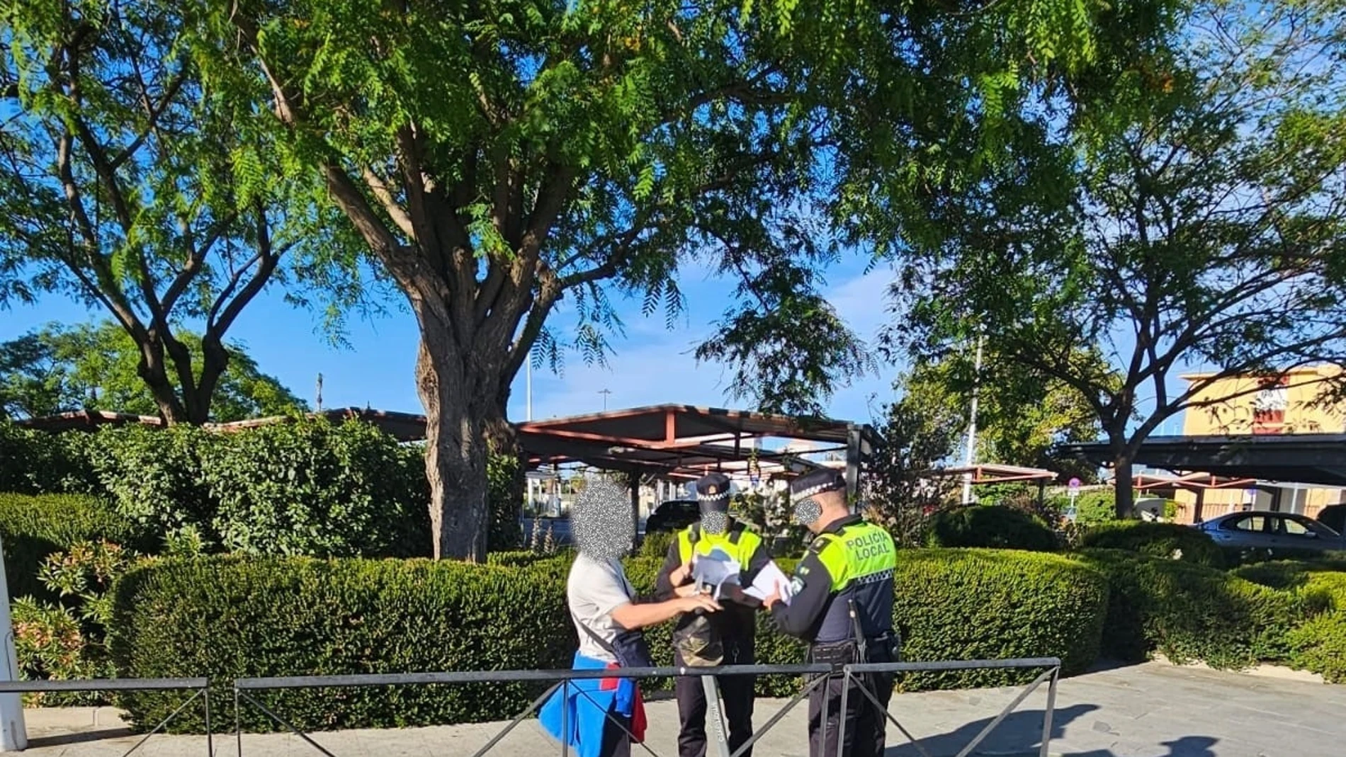 Agentes de la Policía Local de Algeciras sancionando al conductor de un patinete eléctrico