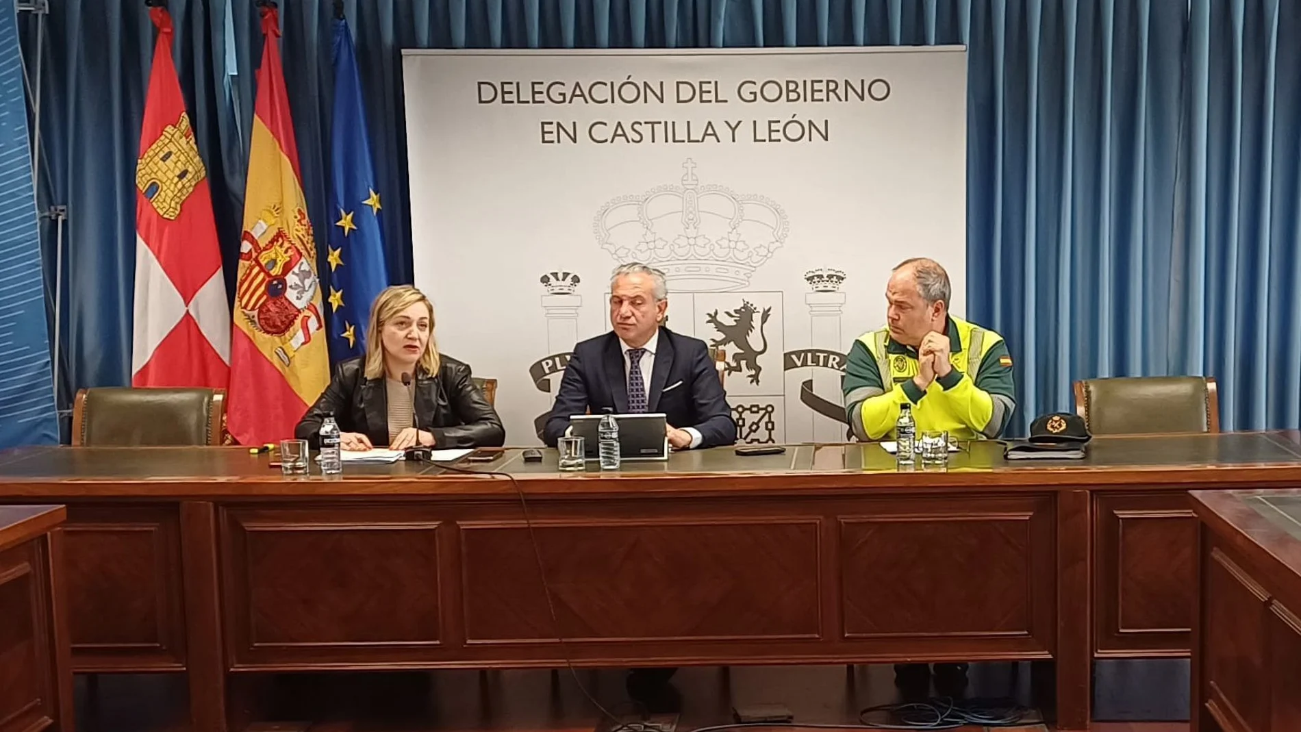 Nicanor Sen presenta e plan de choque junto a Inmaculada Matías y el coronel de la Guardia Civil Francisco González