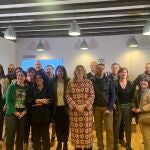 La concejal de Turismo, May Escobar y la decana de la Facultad de Ciencias Sociales de la Universidad de Valladolid en Segovia, Marta Laguna, junto al sector hostelero de Segovia, tras presentar el informe