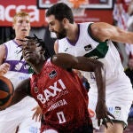 Badio intenta sortear la defensa de Kravish