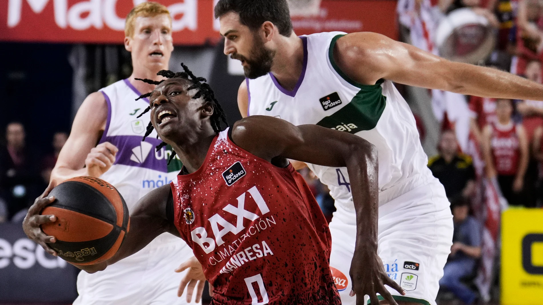 Badio intenta sortear la defensa de Kravish