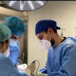 El Dr. Pedro Rodríguez durante una operación