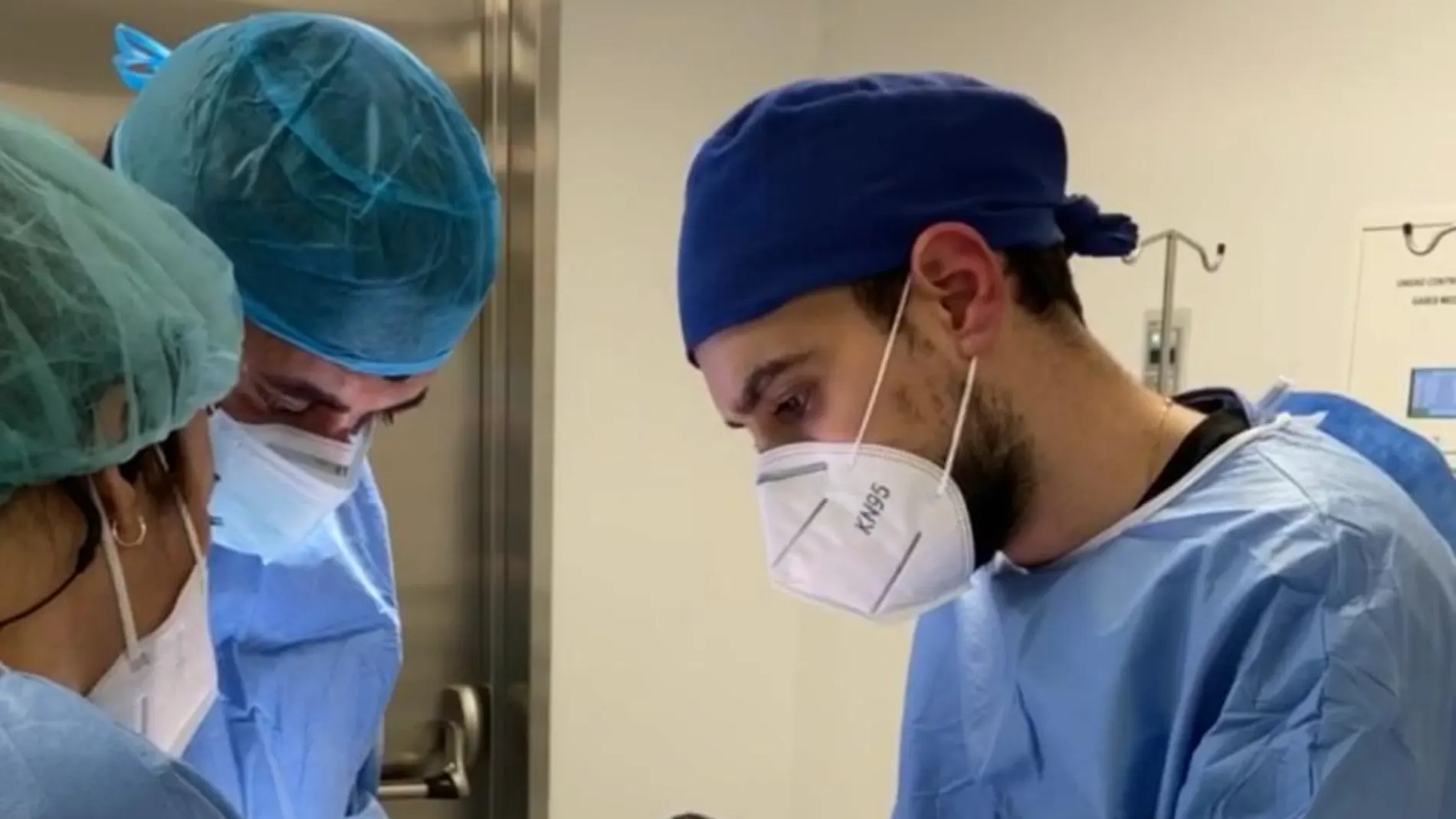 El Dr. Pedro Rodríguez durante una operación
