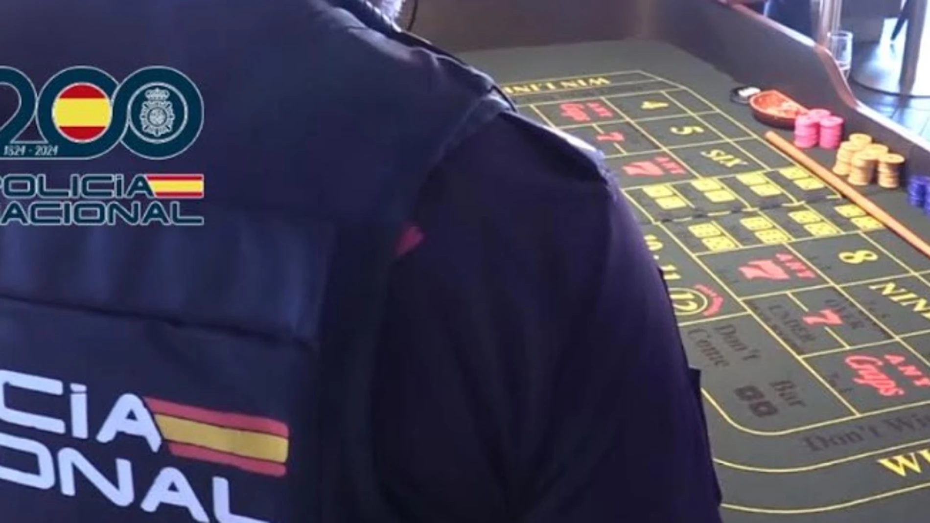 Un agente, durante la intervención en el casino ilegal