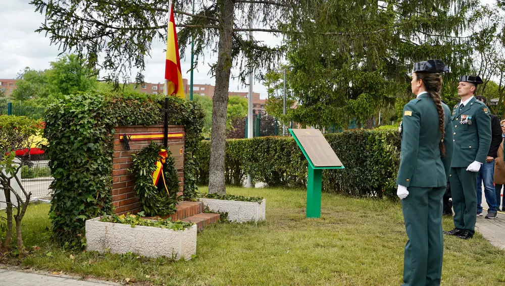 Ofrenda floral junto al monolito de la Comandancia de Valladolid a los que dieron su vida por España